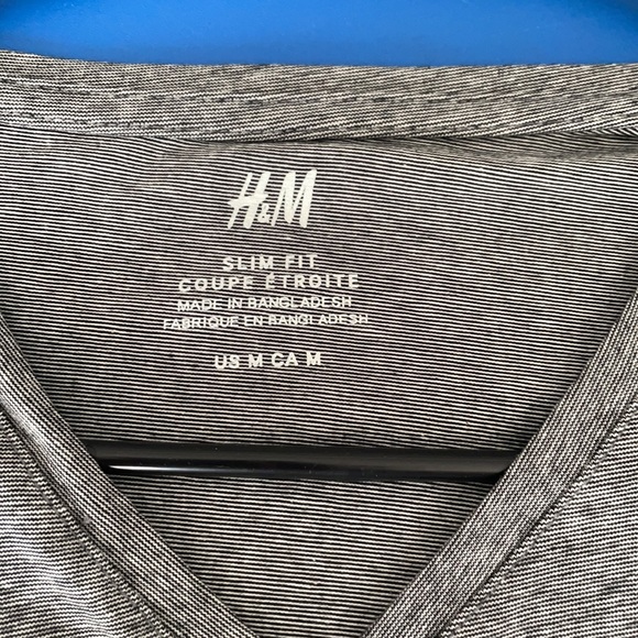 H&M T shirt - Picture 2 of 2
